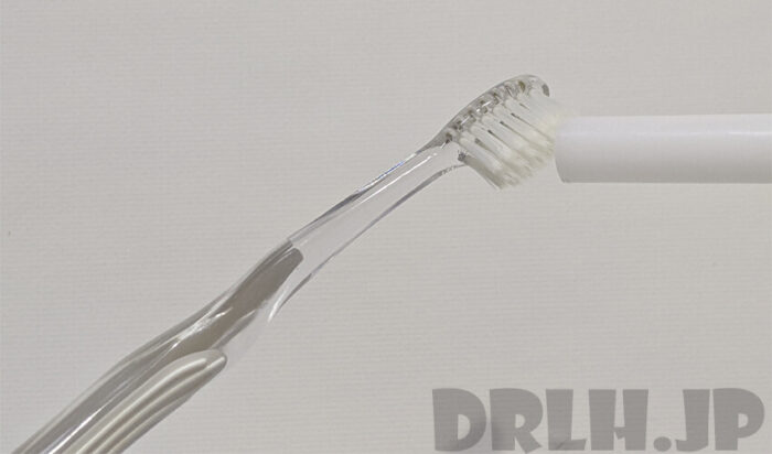 ブラシに蝋を塗布